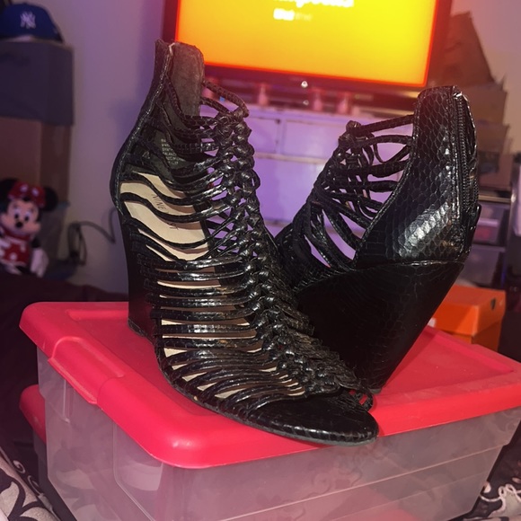 Women’s size 9 Nine West Strappy Black Snake skin wedge sandal - Picture 2 of 3